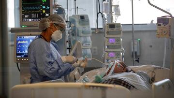 ACOMPAÑA CRÓNICA: BRASIL CORONAVIRUS AME9590. SAO PAULO (BRASIL), 20/08/2020.- Una médica observa a un paciente en la Unidad de Cuidados de Intensivos, el 14 de agosto de 2020 en el hospital Emilio Ribas en Sao Paulo (Brasil). Son ya casi seis meses bajo una enorme presión emocional. Los profesionales sanitarios de Brasil se sienten agotados, exhaustos, después de medio año de batalla contra el coronavirus. Cerca 260.000 se han contagiado y al menos 226 han dado su vida por esta crisis. EFE/Sebastiao Moreira