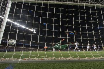 1-0.  Daniele De Rossi marcó el propia puerta el primer gol azulgrana.