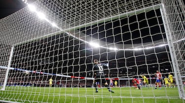 0-1. Gerard Moreno recoge el rechace de Jan Oblak tras el disparo de Alexander Sorloth y manda el balóna descansar a la red de la portería del conjunto rojiblanco.