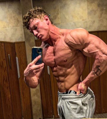 Anton Ratushnyi es un joven de tan solo 19 años que se ha convertido en una de las mayores sensaciones del mundo del culturismo. El culturista ha ha superado, 57 años después, el récord de Schwarzenegger de ser el culturista profesional más joven de la historia tras ganar el título de la división nacional del NPC en Texas. Posee un físico estéticamente impecable, un atributo que ha dejado a muchos boquiabiertos.