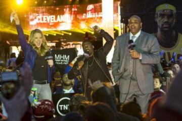 Kevin Hart presenta a Kendrick Lamar, Kristen Ledlow y Charles Barkley antes del Cavs-Knicks.
