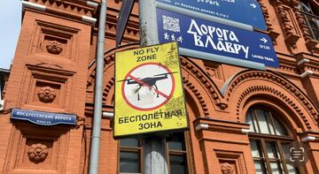 Cartel colocado en la Plaza Roja tras el ataque contra el Kremlin