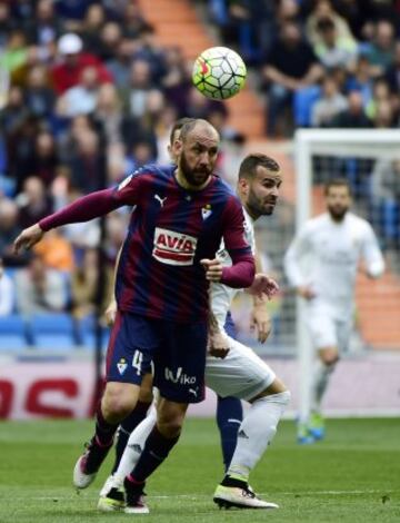 Ivan Ramis se hace con el balón ante Jesé Rodríguez.