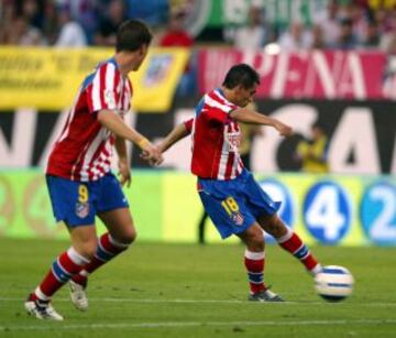 Temporada 04/05. Atlético de Madrid y Málaga dan comienzo a la Liga el 28 de agosto del 2004. En imagen, Fernando Torres e Ibagaza.