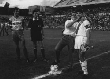 Poli Díaz junto a Cota hace el saque de honor en el estadio del Rayo Vallecano.

 