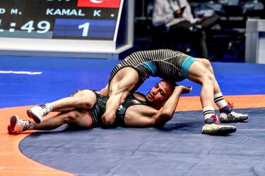 Kamal ‘pierde’ la cabeza en el Mundial de lucha