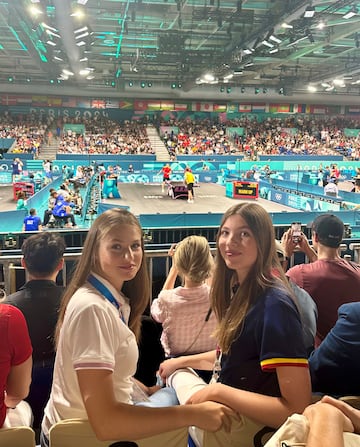 La Princesa de Asturias y la Infanta Sofía, viendo el partido de Álvaro Robles de dieciseisavos de final de tenis de mesa en los Juegos Olímpicos.
