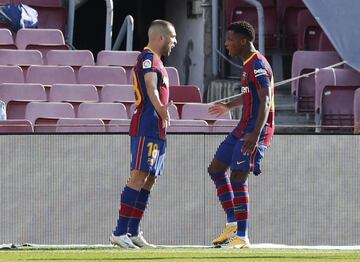 Ansu Fati celebra su gol con Jordi Alba 