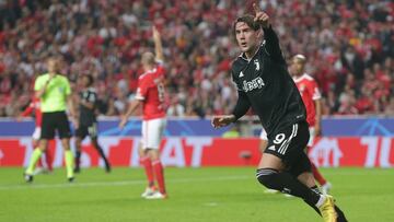 Lisbon (Portugal), 25/10/2022.- Benfica's Goncalo Ramos (R) heads the ball against Juventus' Dusan Vlahovic during during the UEFA Champions League group H soccer match between Benfica and Juventus, in Lisbon, Portugal, 25 October 2022. (Liga de Campeones, Estados Unidos, Lisboa) EFE/EPA/TIAGO PETINGA