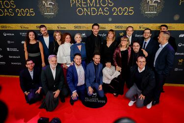 El equipo de Cafè d’idees (Ràdio 4), Premio Ondas al mejor programa de proximidad, posando en la alfombra roja.