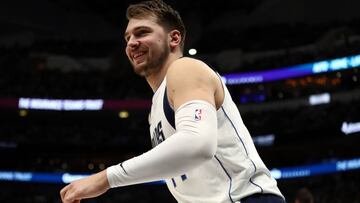 Luka Doncic sonr&iacute;e tras una canasta frente a Brooklyn Nets.