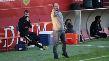 Jos&eacute; Alberto da una indicaci&oacute;n en el duelo de la primera vuelta ante el Castell&oacute;n.