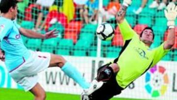 <b>ABALO SE ESTRELLA EN EL POSTE. </b>Dani Abalo superó a Biel Ribas en esta acción pero su remate terminó estrellándose en la madera.