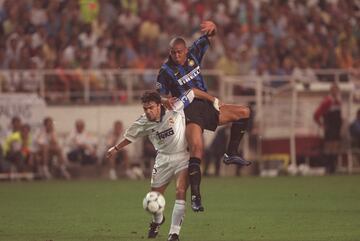 18 años en el Real Madrid hablan por sí solos. El hijo de Manuel Sanchís, del mismo nombre que aquel que ganó la Copa de Europa de los ‘Yé-Yés’, forma parte de la Quinta del Buitre con Butragueño, Míchel, Martín Vázquez y Pardeza. Es el único de ellos que levanta la Champions League, al permanecer en el club hasta 2001.   