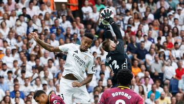 MADRID, 25/08/2024.- El defensa brasileño del Real Madrid Eder Militao (i) y el portero inglés del Real Valladolid Karl Hein (d) durante el partido de la segunda jornada de Liga que Real Madrid y Real Valladolid disputan esta tarde en el estadio Santiago Bernabéu. EFE/Chema Moya
