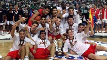 Los componentes de la selección española de baloncesto celebran la victoria conseguida en los VI Campeonatos del Mundo de Baloncesto Junior en el pabellón Multiusos de Lisboa. EFE/EPA/LUSA/ TIAGO PETINGA. **IMAGEN DIGITAL **.