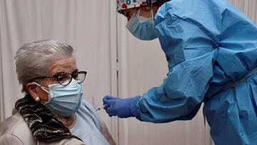 Madrid suspende las nuevas citaciones para vacunar a los mayores de 80 años