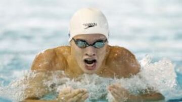 El nadador Eduardo Solaeche, del Real Canoe N.C, durante la final de la prueba de 200 metros estilos del XVII Campeonato de España de natación absoluto "Open" Primavera, hoy en Sabadell (Barcelona), en la que se ha proclamado campeón de España.