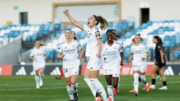 MADRID, 04/10/2024.- La defensa del Real Madrid Olga Carmona (c) celebra su gol, primero del equipo blanco, durante el encuentro de la Primera División Femenina entre el Real Madrid y el Valencia CF, este viernes en el estadio Alfredo di Stéfano, en Madrid. EFE/ Rodrigo Jiménez