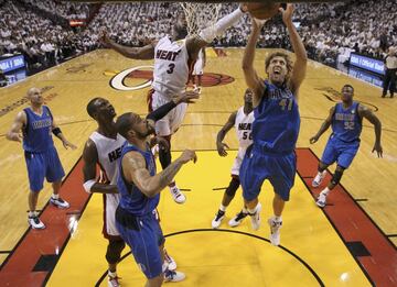 ...desde el centro del campo de Wade dio en el aro y los texanos se llevaron el encuentro. Ganaron el anillo en 6 partidos, lo que fue el colof¨®n al proyecto de Nowitzki en la franquicia.
