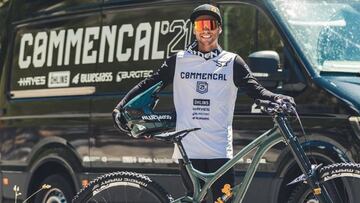 Àlex Marín posando frente a la furgoneta del equipo de MTB Commencal 21, con su nueva bici.