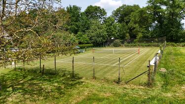 Cancha de tenis de césped en Thorigne-Fouillard, en el oeste de Francia.