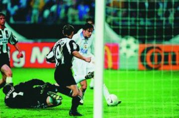 Mijatovic le dio la séptima Copa de Europa al Real Madrid con este gol ante la Juventus.