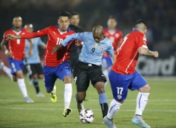 El avance de Diego Rolán ante la marca de Gonzalo Jara por atrás.