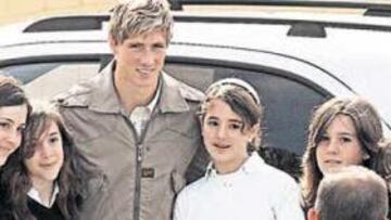 <b>QUERIDO. </b>Unas estudiantes se interesaron por Fernando Torres nada más llegar el futbolista al Cerro del Espino.