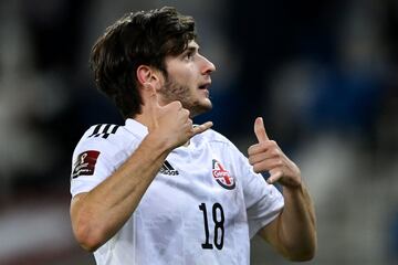 El centrocampista de Georgia Khvicha Kvaratskhelia celebra tras anotar el primer gol durante el partido de fútbol de clasificación para la Copa Mundial de la FIFA Qatar 2022 Georgia v España en Tbilisi