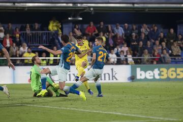 El portero esloveno del Atlético de Madrid salva a los rojiblancos ante Gerard Moreno. 