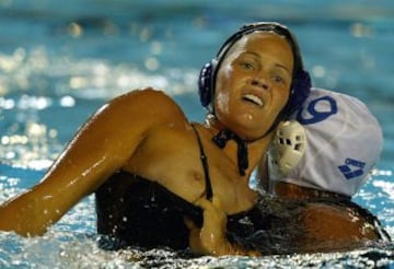 La italiana Letizia Malato (derecha) lucha con la americana Amber Stachowski en el Campeonato del Mundo Femenino de Waterpolo de Barcelona. descuido