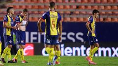 MEX4939. SAN LUIS POTOS&Iacute; (M&Eacute;XICO), 24/10/2021.- Los jugadores de Atl&eacute;tico San Luis lamentan la derrota ante Atlas, durante un partido de la jornada 15 del Torneo Apertura 2021 de la Liga MX del f&uacute;tbol mexicano, disputado en el 