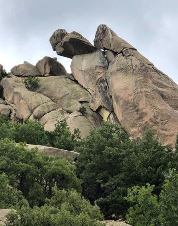 El senderismo por La Pedriza es una de las actividades preferidas de los más montañeros que vivan en la capital. Para ello deberemos desplazarnos hasta el sur de la sierra de Guadarrama, en Manzanares el Real. Allí podremos hacer todo tipo de rutas de diferentes recorridos. 