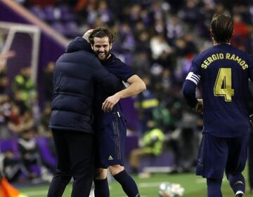Nacho Fern&aacute;ndez se abraza con Zidane para celebrar el gol al Valladolid que dio la victoria al Real Madrid la temporada pasada en Zorrilla.