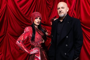 Dúo albanés que fusiona música tradicional con electrónica moderna, ofreciendo una propuesta innovadora y energética.