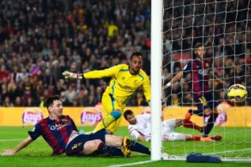 Lionel Messi del Barcelona marca el gol 4-1 con el que se convierte en el máximo goleador de la historia de la Liga superando a Telmo Zarra con 252 goles, durante el partido correspondiente a la duodécima jornada de Liga que disputan FC Barcelona y Sevilla FC en el Camp Nou.