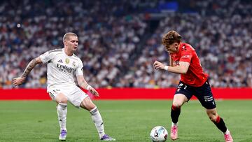 Víctor Muñoz pelea un balón con Mastantuono en el Bernabéu.