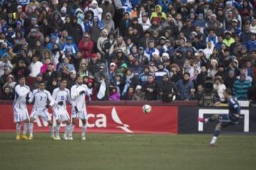 Angel Di Maria en el lanzamiento de una falta.