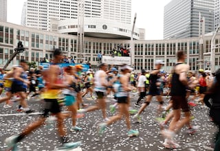La media maratón más exigente del mundo: un atleta la corre en 1 hora y 5 minutos y no llega ni entre los 200 primeros