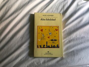 "Mis cinco rupturas amorosas más memorables, las que me llevarían a una isla desierta, por orden cronológico...". Su comienzo es casi ya tan clásico como el propio título, 'Alta fidelidad' de Nick Hornby. Editado en 1995, un libro hecho de canciones, divertido, agudo, de la mano de la película protagonizada en el 2000, bajo el mismo título, por John Cusack. Lo mismo, si la has visto ni lo has leído, es el momento. Desde que lo hagas no lo dejarás de recomendar. Les gusta especialmente a ellos.