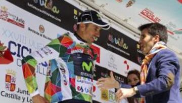Rub&eacute;n Plaza recibe el maillot multicolor de vencedor de la Vuelta a Castilla y Le&oacute;n.