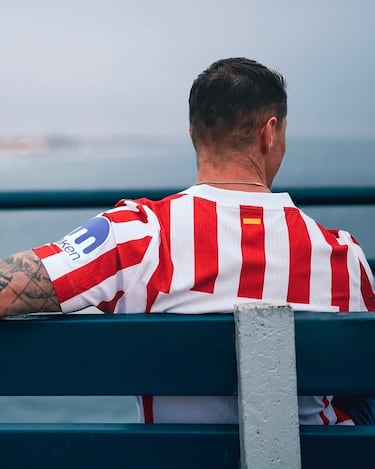 El ídolo del club colchonero ha sido la principal imagen para presentar la nueva equipación del equipo para la temporada 25/26.