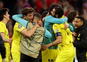 Los jugadores del Villarreal celebran el pase a semifinales de Champions al final del partido.