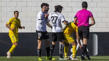 Un esc¨¢ndalo arbitral hunde al Valencia Mestalla