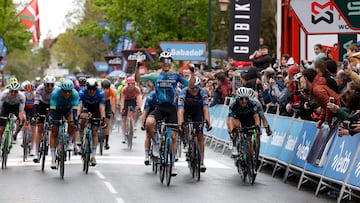 Lapeira gana la segunda etapa al esprint y Roglic mantiene el liderato