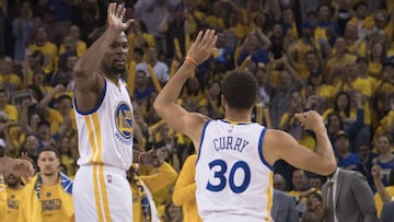 Kevin Durant y Stephen Curry se saludan tras una canasta.