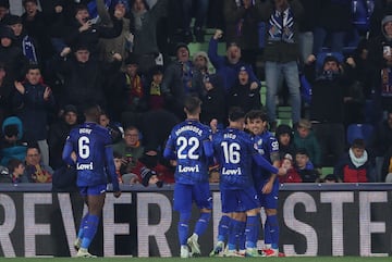 1-1. Mauro Arambarri celebra el tanto de la igualada con sus compa?eros de equipo.