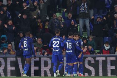 1-1. Mauro Arambarri celebra el tanto de la igualada con sus compañeros de equipo.