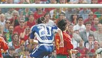 <b>DOS MAZAZOS AL PORTUGAL DE FIGO</b>. Fue una conmoción, un minimaracanazo en Oporto. Un derechazo de Karagounis (arriba) y un penalti transformado por Basinas (abajo) tumbaron a Portugal ante Grecia. El rostro de Figo (derecha) fue el retrato de un equipo, de un estadio y de un país.